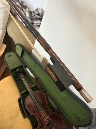 Violino antigo com estojo