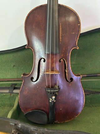 Violino antigo com estojo