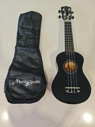 Ukelele Martin Smith Negro con funda