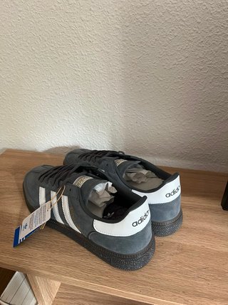 Zapatillas Adidas Grises y Blancas