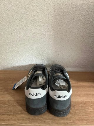 Zapatillas Adidas Grises y Blancas