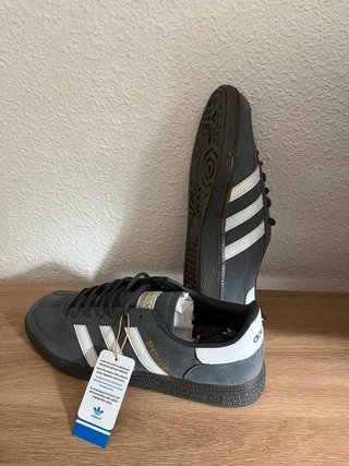 Zapatillas Adidas Grises y Blancas