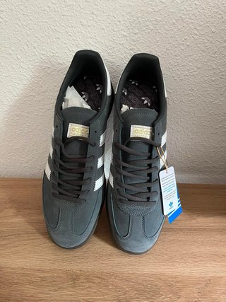 Zapatillas Adidas Grises y Blancas