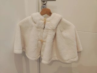 Abrigo con capucha de pelo sintético