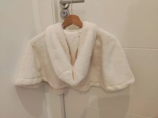 Abrigo con capucha de pelo sintético
