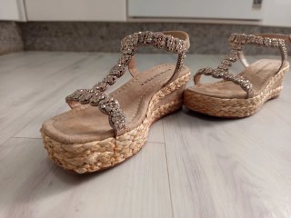 Sandalias Alma en Pena Beige y Doradas