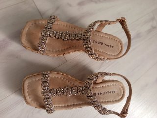 Sandalias Alma en Pena Beige y Doradas