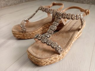 Sandalias Alma en Pena Beige y Doradas