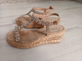 Sandalias Alma en Pena Beige y Doradas