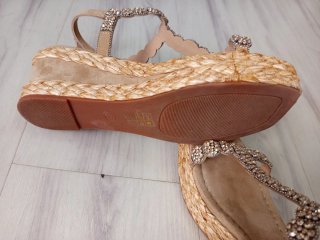 Sandalias Alma en Pena Beige y Doradas