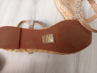 Sandalias Alma en Pena Beige y Doradas