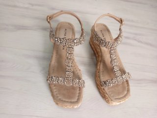 Sandalias Alma en Pena Beige y Doradas