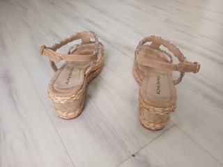 Sandalias Alma en Pena Beige y Doradas