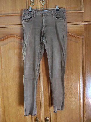 Pantalón vaquero beige desgastado