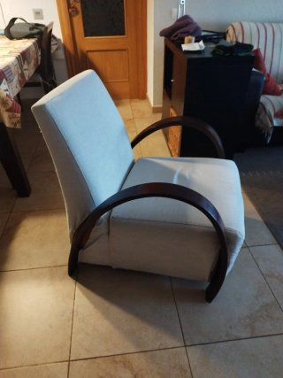 Butaca de tela y madera color beige