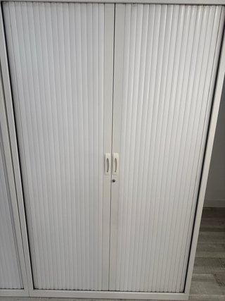 Dos armarios blancos para oficina con llave .