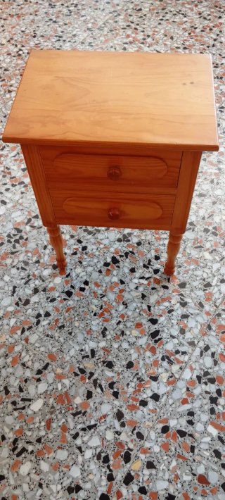 Mesita de noche de pino