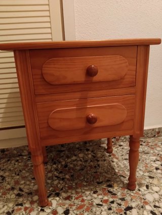 Mesita de noche de pino
