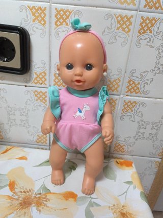 Muñeca bebé con ropa y accesorios