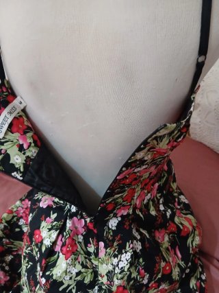 Abito floreale nero leggermente a palloncino