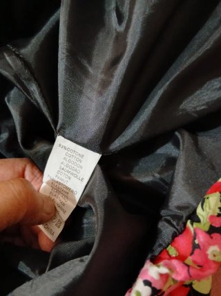 Abito floreale nero leggermente a palloncino