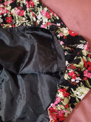 Abito floreale nero leggermente a palloncino
