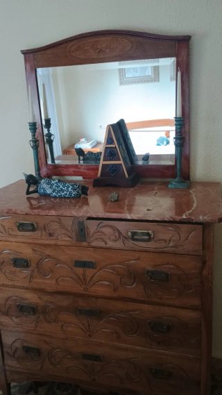 Cómoda antigua restaurada con mármol