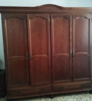 Armario de madera marrón