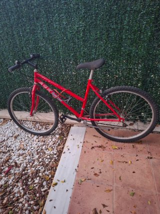 Bicicleta de montaña roja