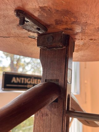 Antigua mesita auxiliar con Galan de noche oculto