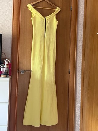 Vestido largo amarillo escotado