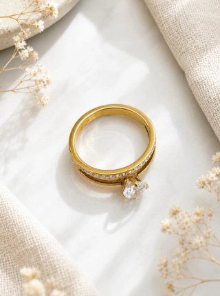 Anillo de plata y baño de oro con circonitas