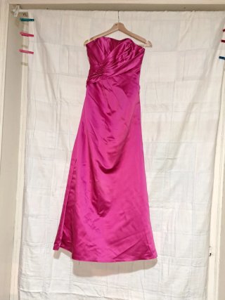 Vestido de fiesta rosa fucsia sin tirantes