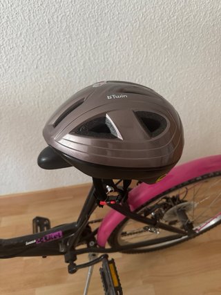 Bicicleta Fucsia Niña + casco, en muy buen estado