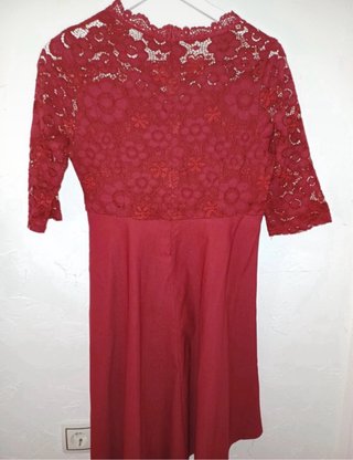 Vestido rojo con encaje