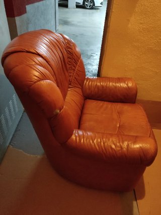 Sillón individual piel marrón y madera