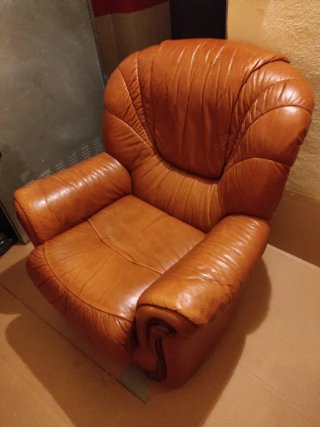 Sillón individual piel marrón y madera