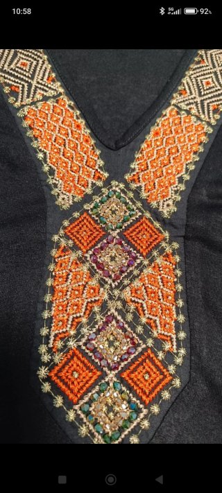 Blusa negra con abalorios y volantes