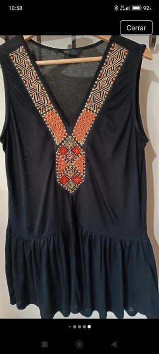 Blusa negra con abalorios y volantes
