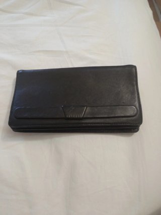 Cartera de piel de mano pequeña negra