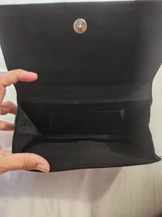 Cartera de piel de mano pequeña negra