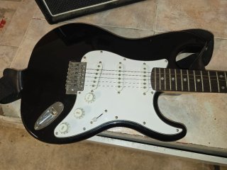 Guitarra Eléctrica Harley Benton y amplificador