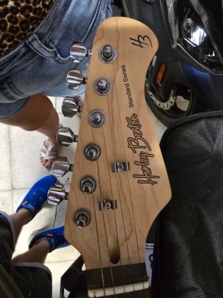 Guitarra Eléctrica Harley Benton y amplificador