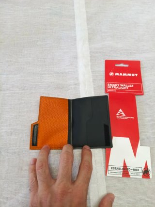 Cartera Mammut ultraligera formato tarjeta