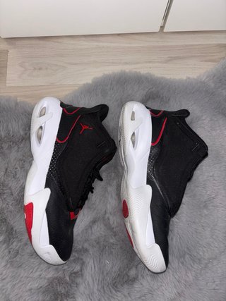Scarpe Jordan nere e rosse