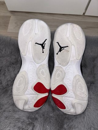 Scarpe Jordan nere e rosse