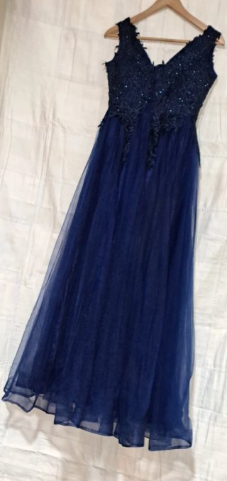Vestido de fiesta azul con pedrería