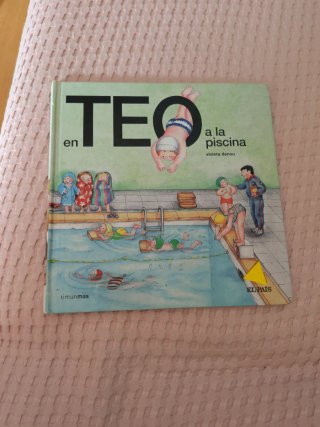 Teo en la piscina