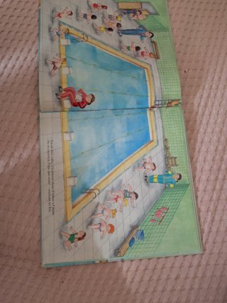 Teo en la piscina