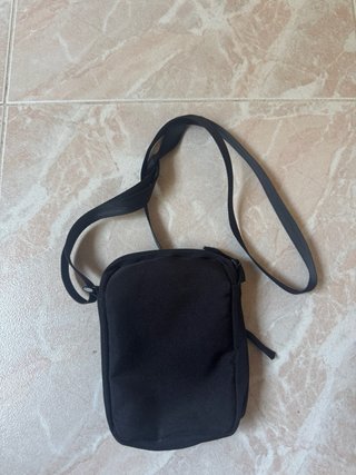Bandolera Jordan Negra Logo Metálico
